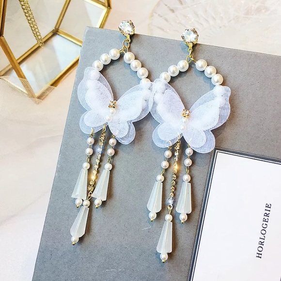 🌟 Beautiful Butterfly 🦋 White Long Earrings - Picture 2 of 5